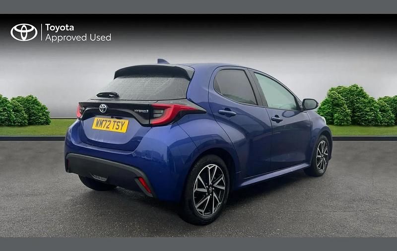 Used Toyota Yaris Hybrid Design 116 HP (85 kW) 2023 Blue Hatchback