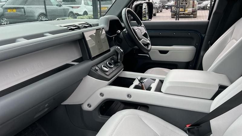 Używany Land Rover Defender HSE Dynamic 300 KM (220 kW) 2024 Niebieski SUV