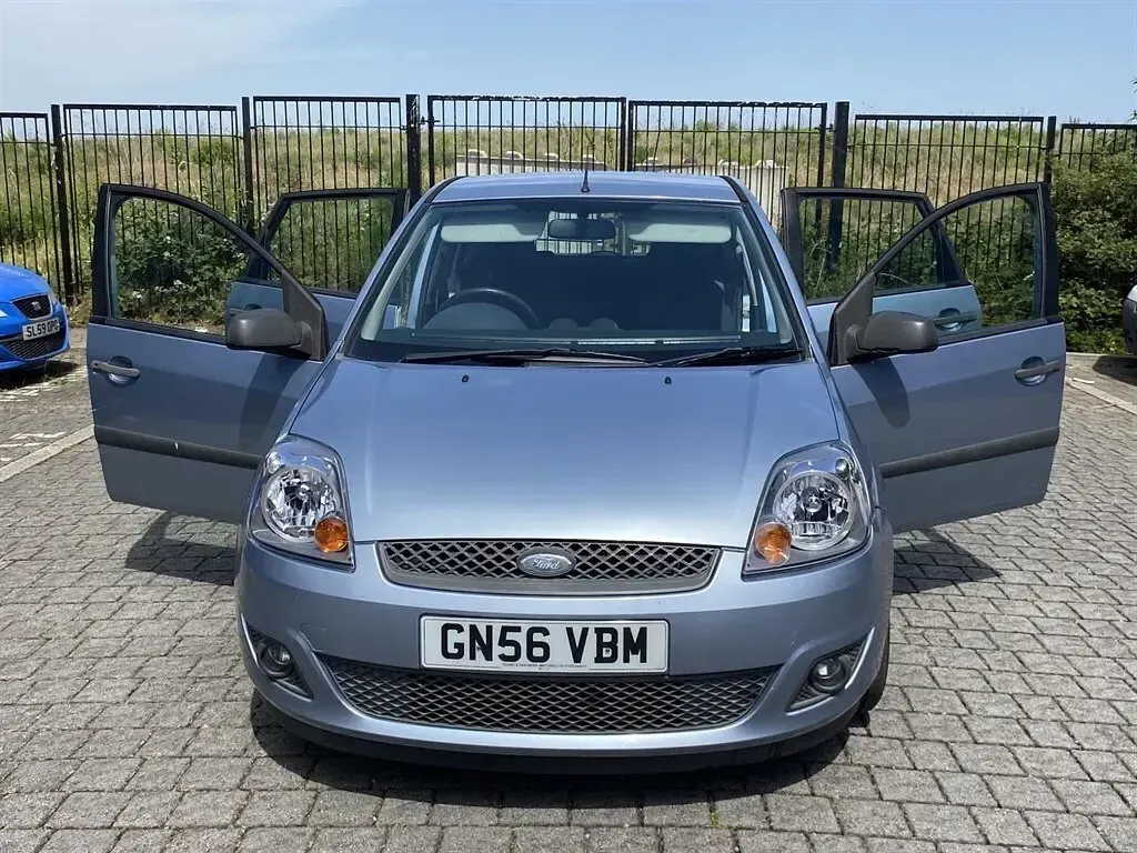Used Ford Fiesta Zetec 75 HP (55 kW) 2007 Silver Hatchback