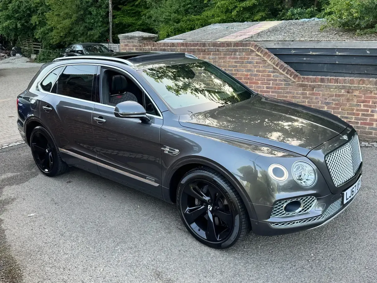 Used Bentley Bentayga 435 HP (319 kW) 2017 Grey SUV