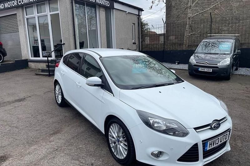 Used Ford Focus Zetec 125 HP (91 kW) 2013 White Hatchback