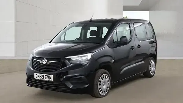 Używany Vauxhall Combo Design Edition 100 KM (73 kW) 2019 Czarny Minivan
