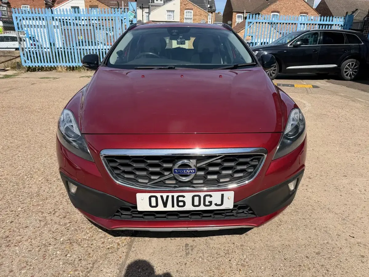 Used Volvo V40 2016 Red Hatchback