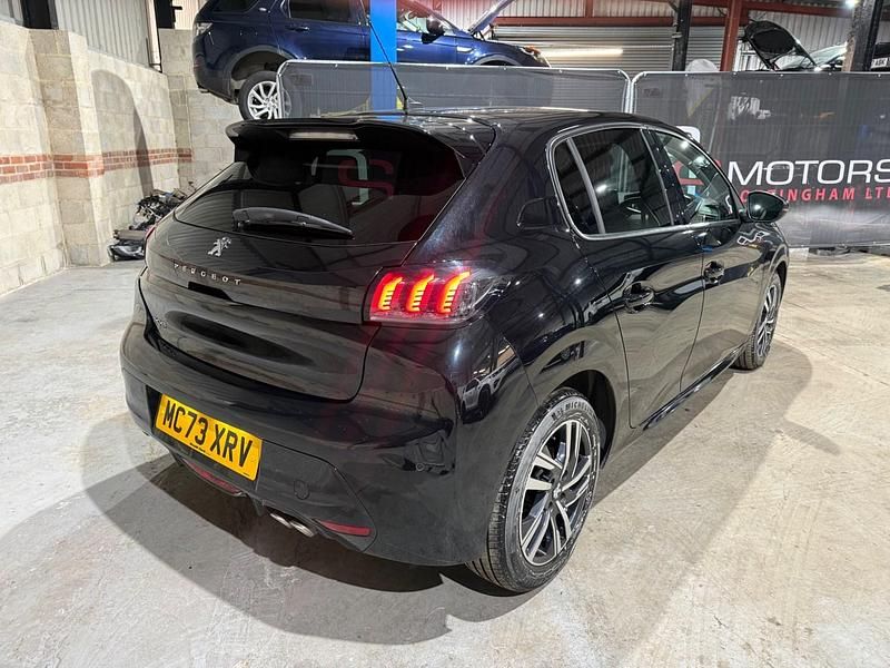 Second-hand Peugeot 208 Allure+ 130 CP (95 kW) 2024 Negru Hatchback