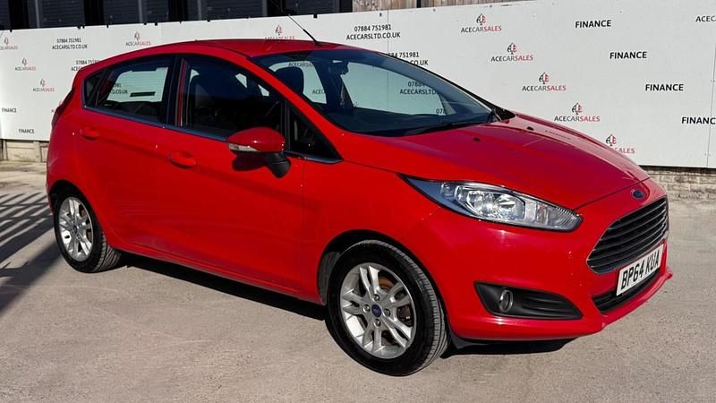 Used Ford Fiesta Zetec 82 HP (60 kW) 2015 Red Hatchback