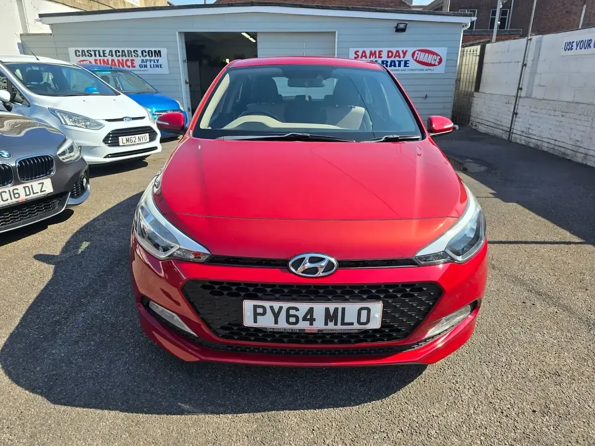 Used Hyundai i20 SE 100 HP (73 kW) 2015 Red Hatchback