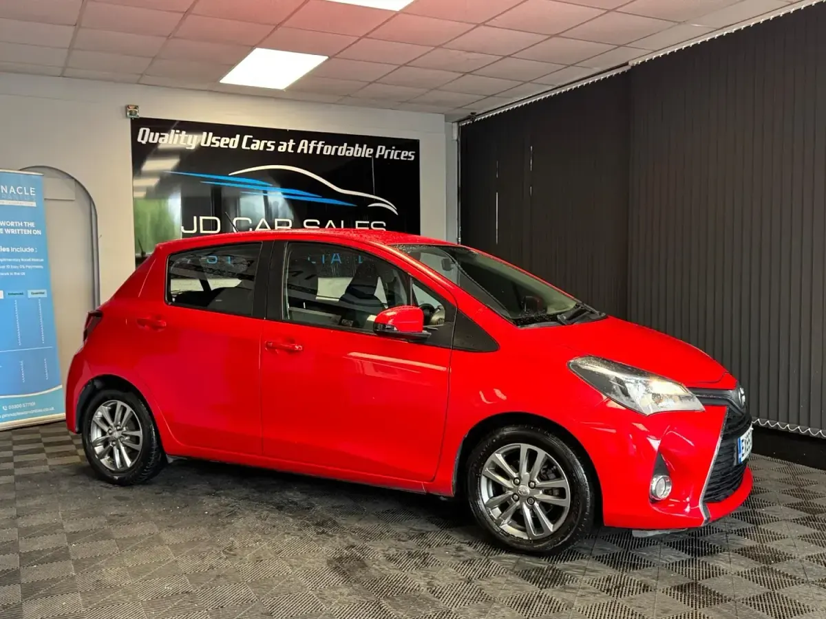 Used Toyota Yaris 90 HP (66 kW) 2015 Red Hatchback
