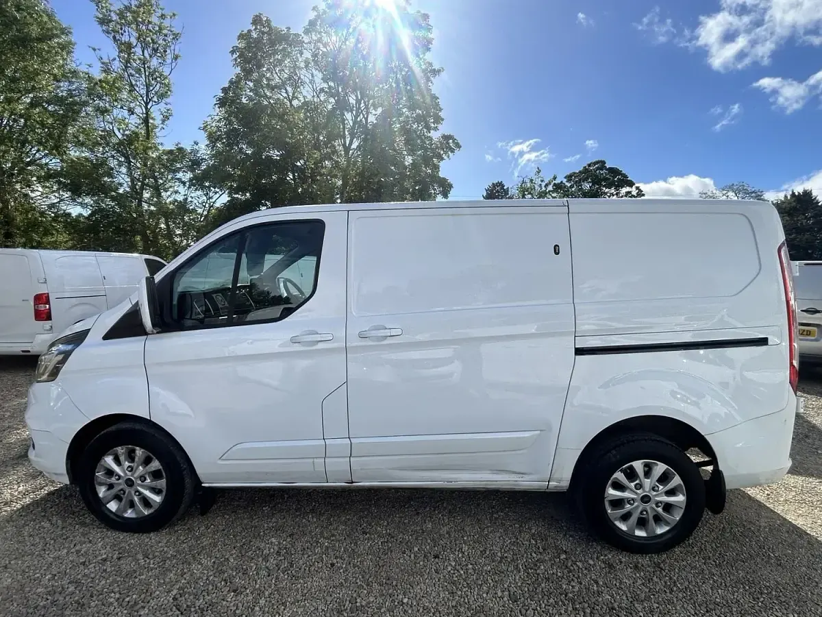Used Ford Transit Custom Limited 130 HP (95 kW) 2022 White Van