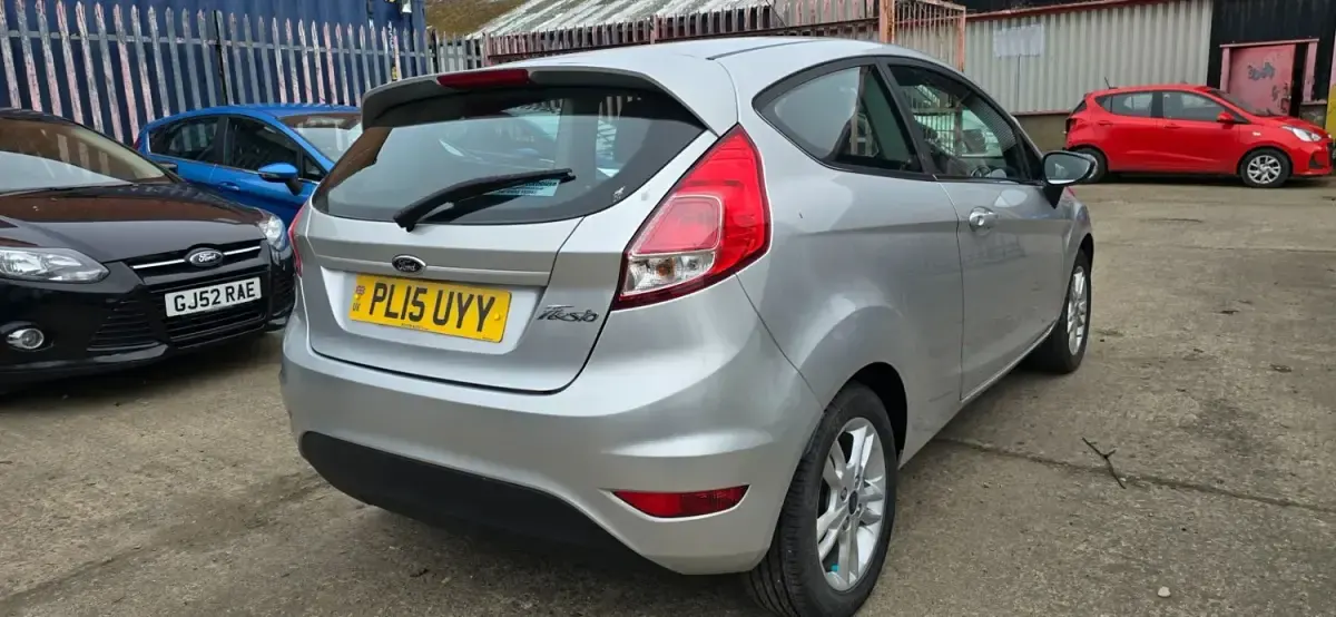 Second-hand Ford Fiesta Zetec 2015 Argintiu Hatchback