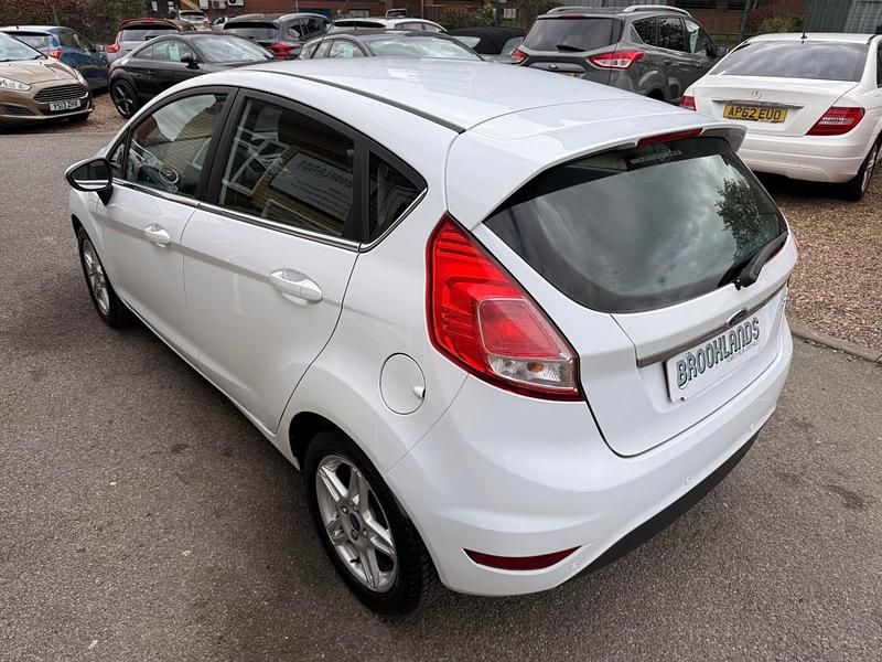 Used Ford Fiesta Zetec 82 HP (60 kW) 2013 Frozen white Hatchback