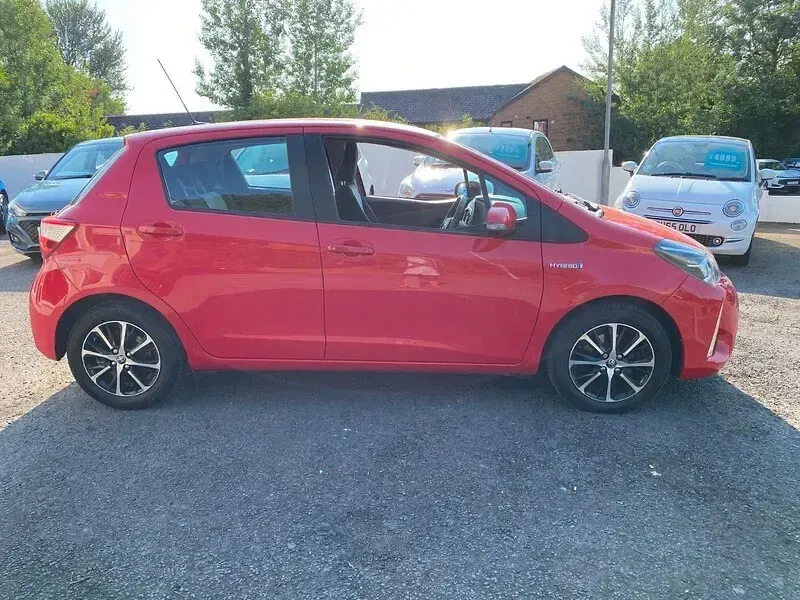 Used Toyota Yaris Hybrid 100 HP (73 kW) 2019 Red Hatchback