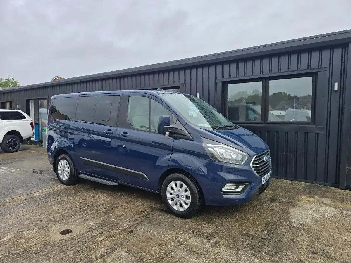 Usado Ford Tourneo Zetec 2019 Azul Monovolumen
