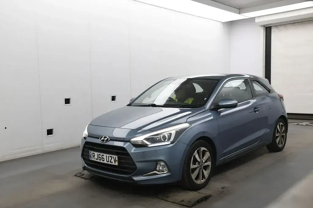 Käytetty Hyundai i20 SE 84 HP (61 kW) 2016 Sininen Coupe - kaksiovinen