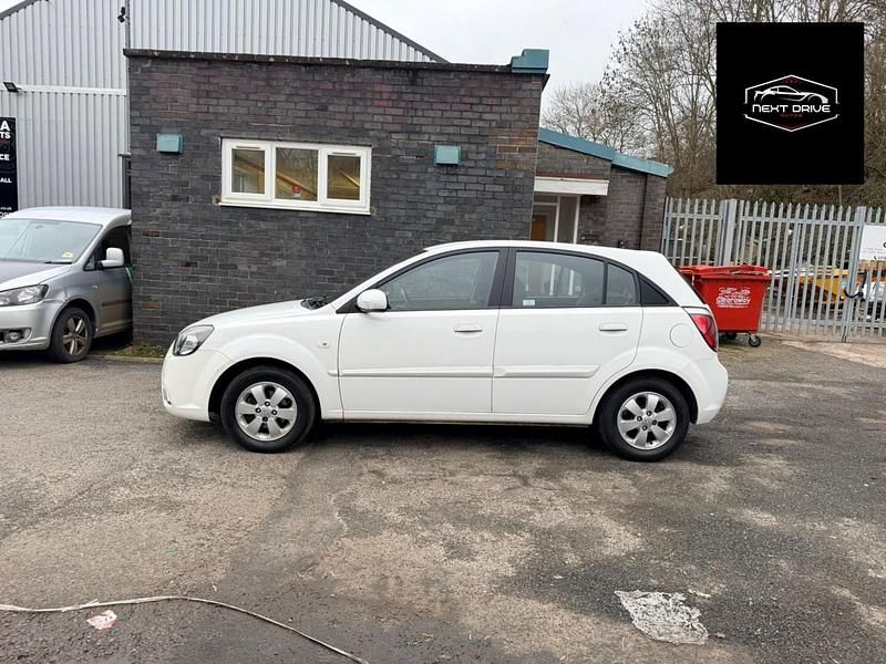 Used Kia Rio 2011 White Hatchback