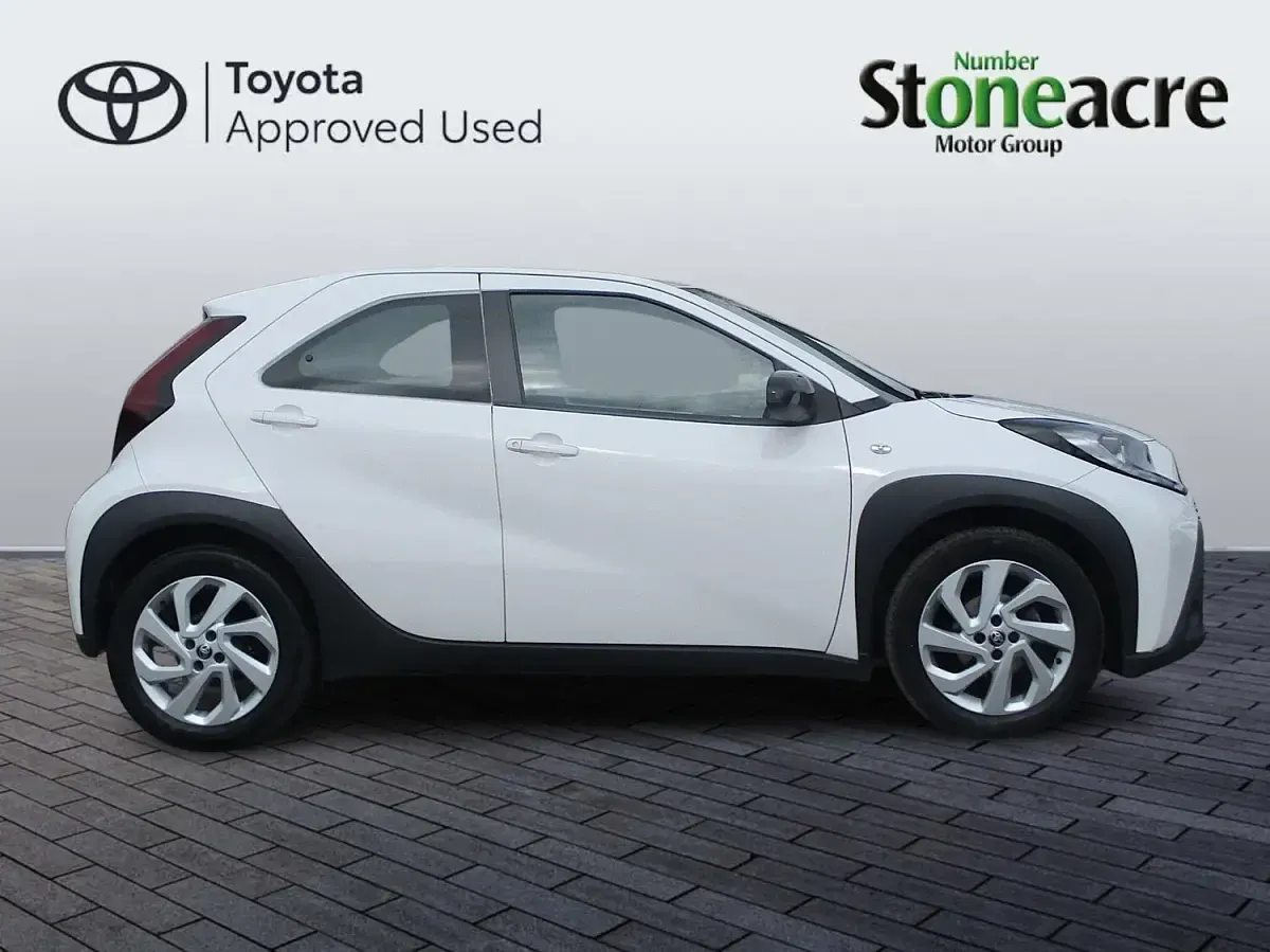 Used Toyota Aygo X PURE 72 HP (52 kW) 2023 White SUV