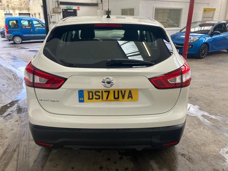 Used Nissan Qashqai Acenta 2017 White SUV