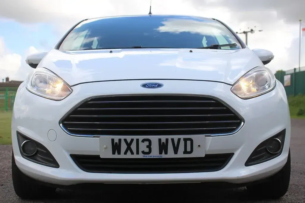 Used Ford Fiesta Zetec 2013 White Hatchback