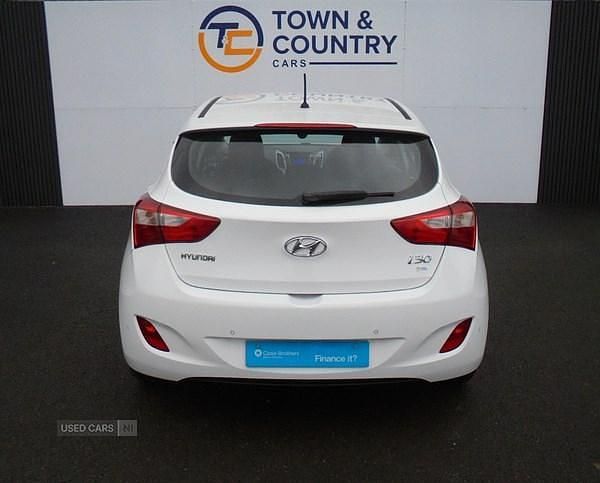 Used Hyundai i30 SE 110 HP (80 kW) 2016 White Hatchback