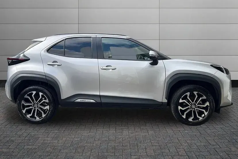 Used Toyota Yaris Cross Design 116 HP (85 kW) 2025 Silver metallic SUV