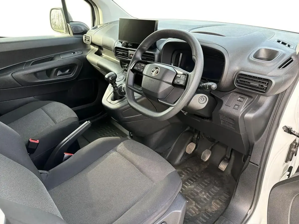 Used Vauxhall Combo S 101 HP (74 kW) 2024 White MPV