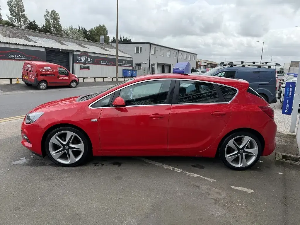 Used Vauxhall Astra Edition 140 HP (102 kW) 2014 Red Hatchback
