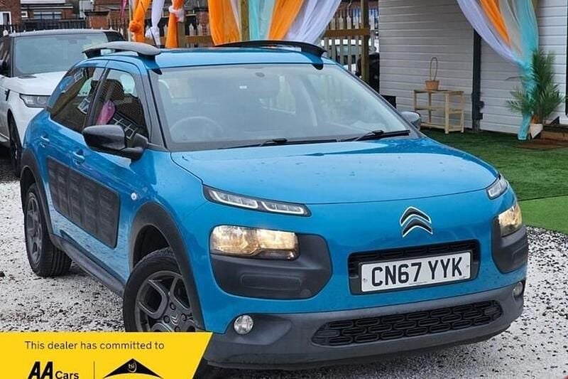 Used Citroën C4 Cactus Feel 82 HP (60 kW) 2017 Blue Hatchback