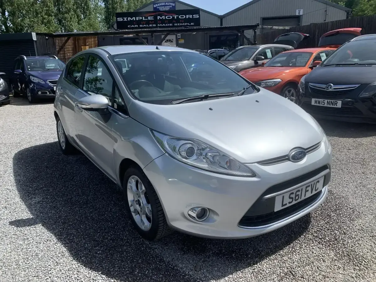 Usado Ford Fiesta Zetec 94 HP (69 kW) 2011 Prateado Citadino