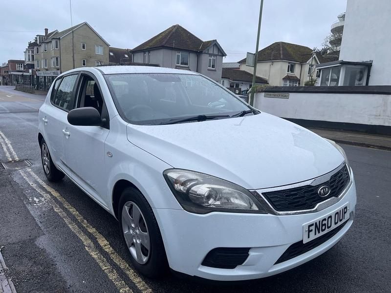 Used Kia Ceed 2010 White Hatchback