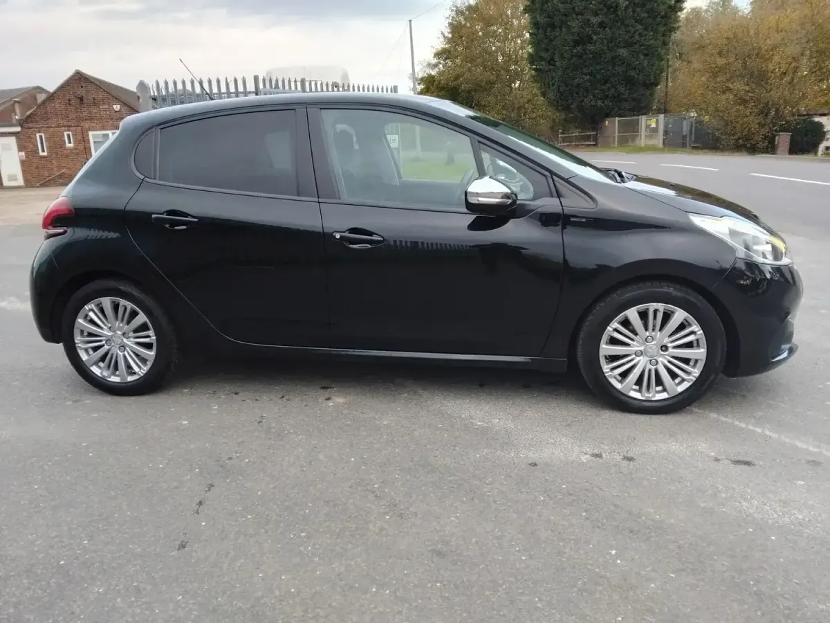 Używany Peugeot 208 Signature Sky 2019 Czarny Hatchback