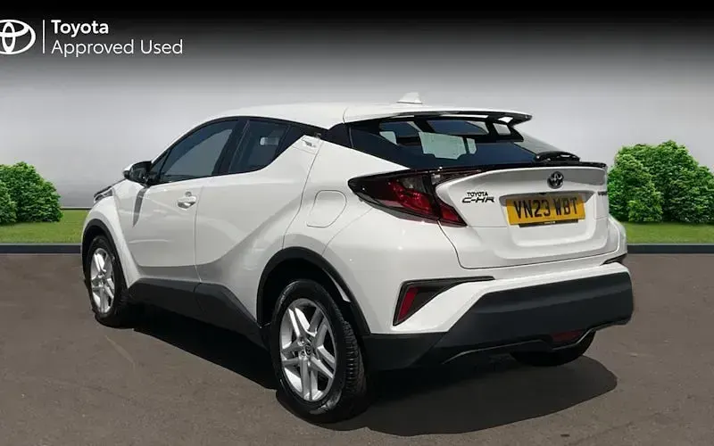 Used Toyota C-HR Play 122 HP (89 kW) 2023 White SUV