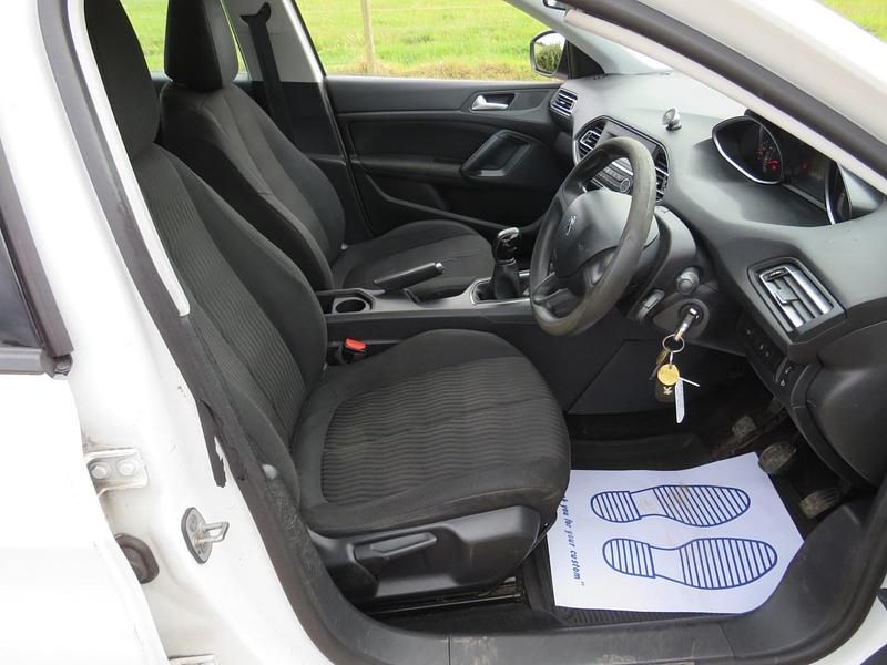 Used Peugeot 308 Access 100 HP (73 kW) 2017 White Hatchback