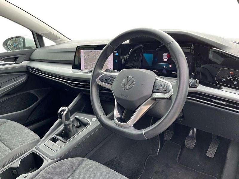 Second-hand VW Golf VIII Life 108 CP (79 kW) 2023 Alb Hatchback