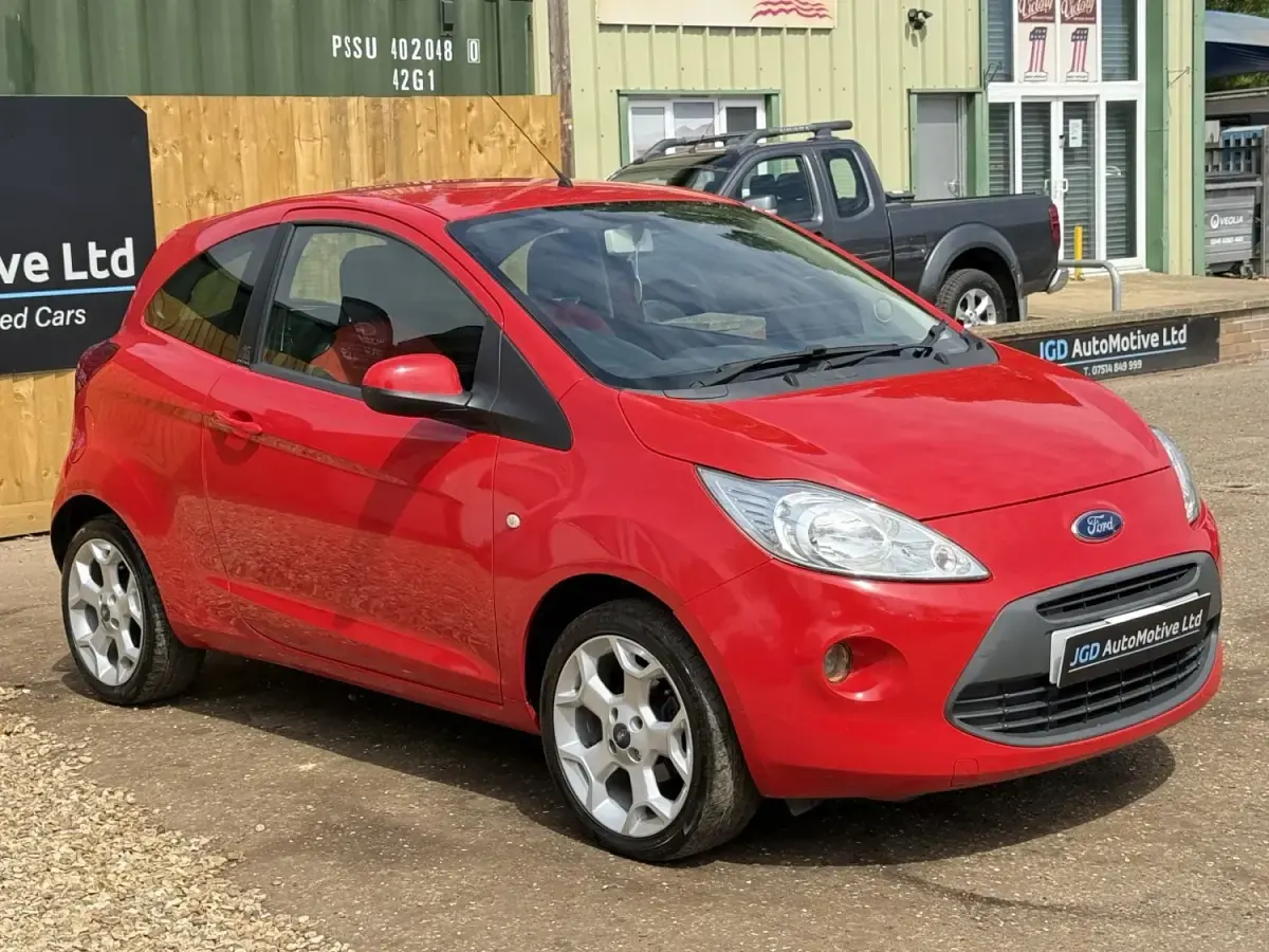 Usado Ford Ka Zetec 69 HP (50 kW) 2016 Vermelho Citadino