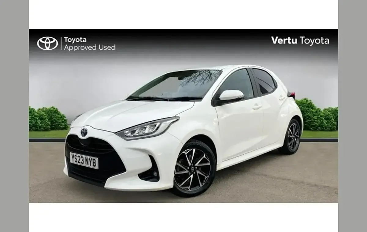 Used Toyota Yaris Hybrid Design 113 HP (83 kW) 2023 White Hatchback