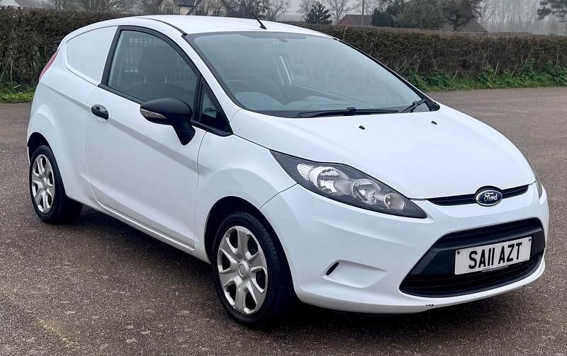 Used Ford Fiesta 70 HP (51 kW) 2011 White Hatchback