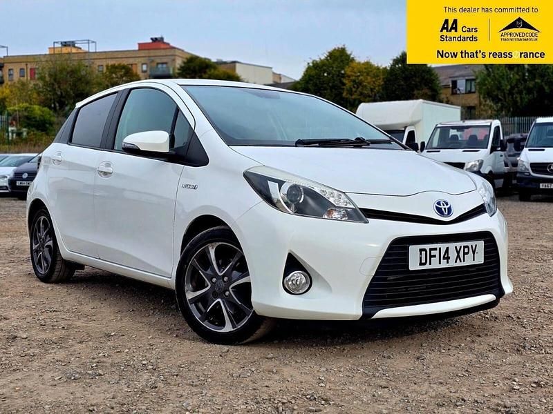 White Used 2014 Toyota Yaris Hybrid Trend Hatchback | £8,288 (Expensive) - Image 1/4