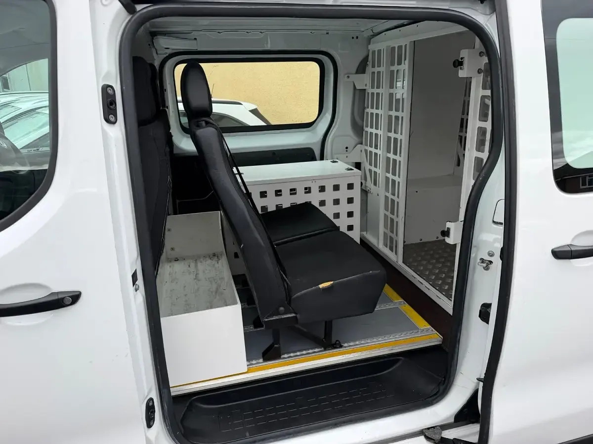 Used Vauxhall Vivaro 145 HP (106 kW) 2022 White MPV