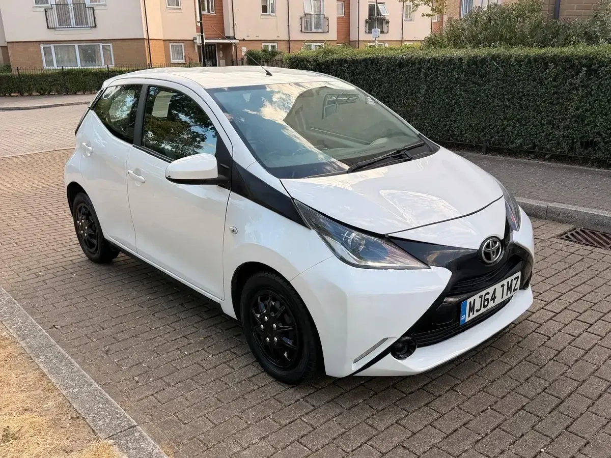 Used Toyota Aygo X-play 69 HP (50 kW) 2015 White Hatchback