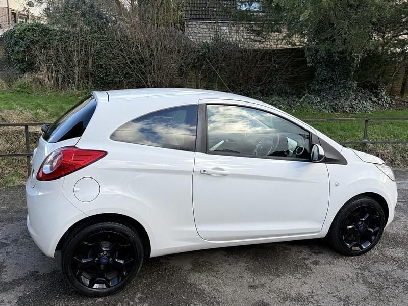 Used Ford Ka Zetec 69 HP (50 kW) 2016 White Hatchback