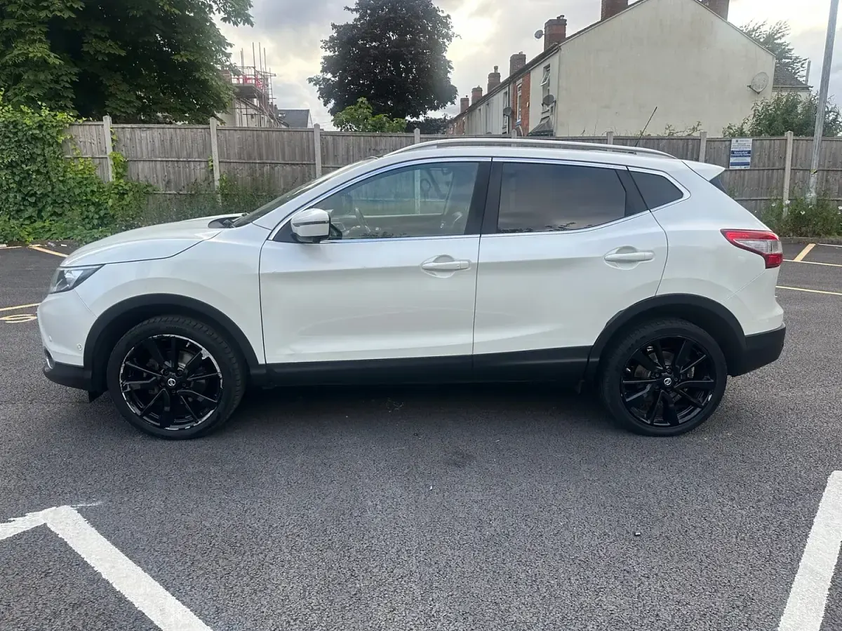 Used Nissan Qashqai Tekna 115 HP (84 kW) 2016 White SUV