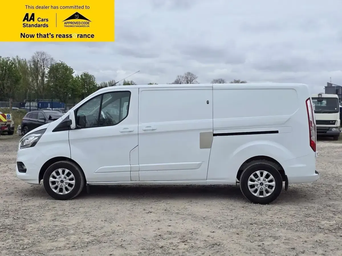 Used Ford Transit Custom Limited 130 HP (95 kW) 2022 White Van