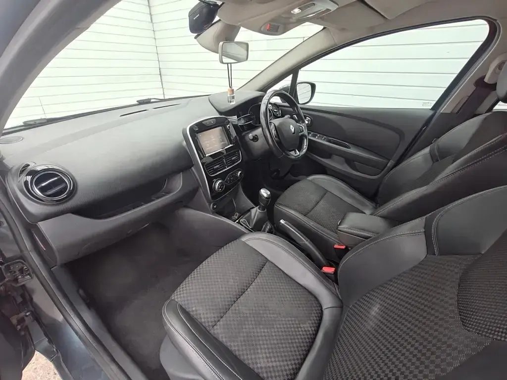 Used Renault Clio Dynamique 90 HP (66 kW) 2018 Grey Hatchback