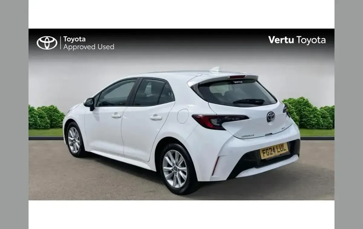 Used Toyota Corolla 138 HP (101 kW) 2024 White Hatchback