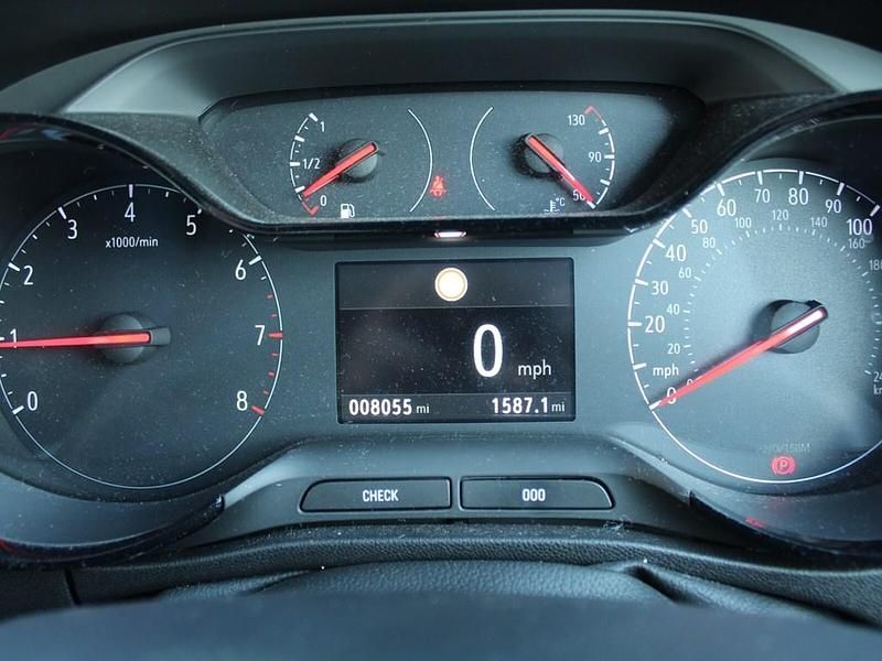 Used Vauxhall Crossland X SRi 110 HP (80 kW) 2021 White jade SUV