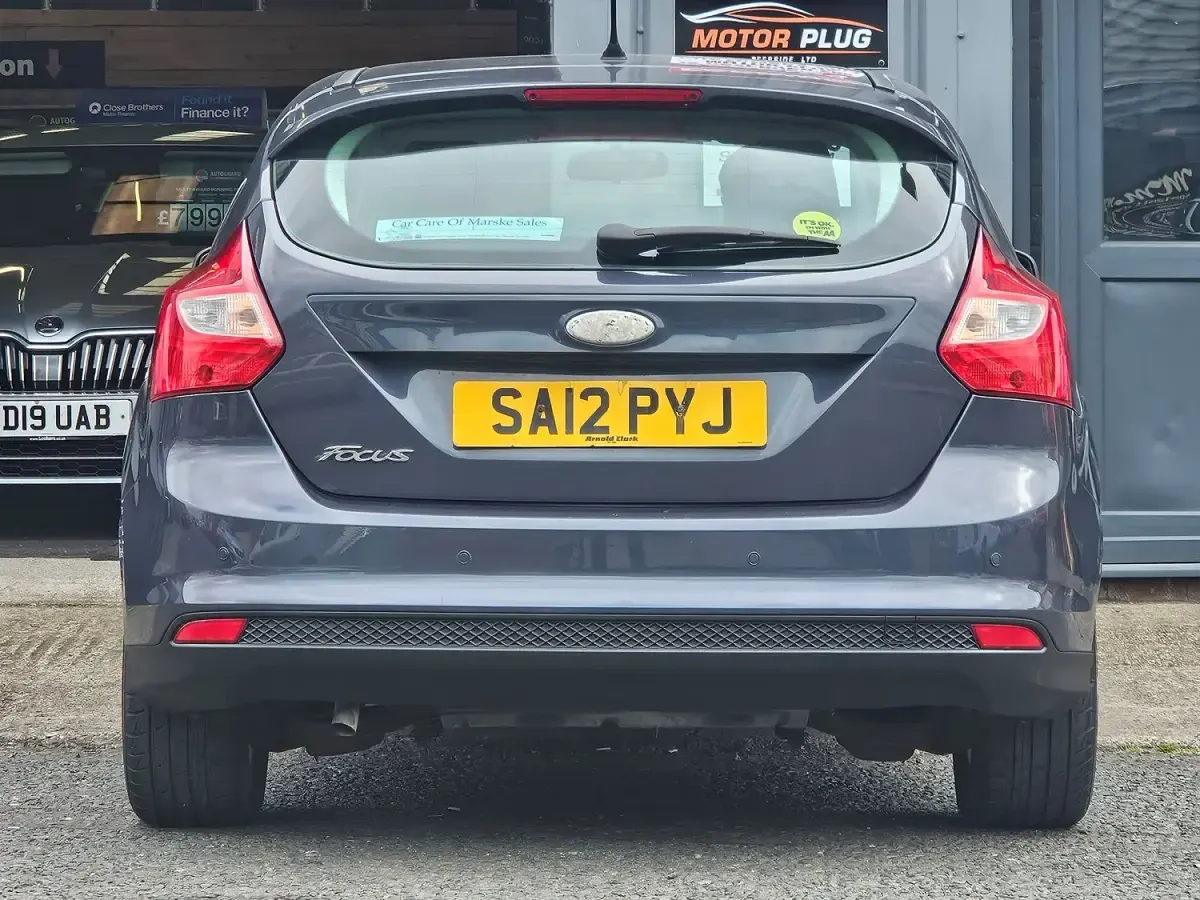 Usado Ford Focus Zetec 105 HP (77 kW) 2012 Cinzento Citadino