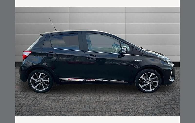 Used Toyota Yaris Hybrid 100 HP (73 kW) 2017 Black Hatchback