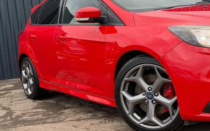 Used Ford Focus ST 250 HP (183 kW) 2014 Red Hatchback