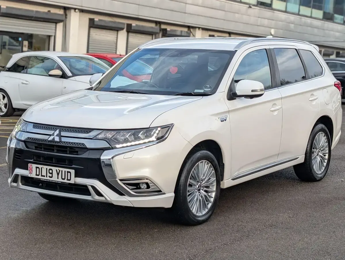 Used Mitsubishi Outlander P-HEV 174 HP (127 kW) 2019 White Estate