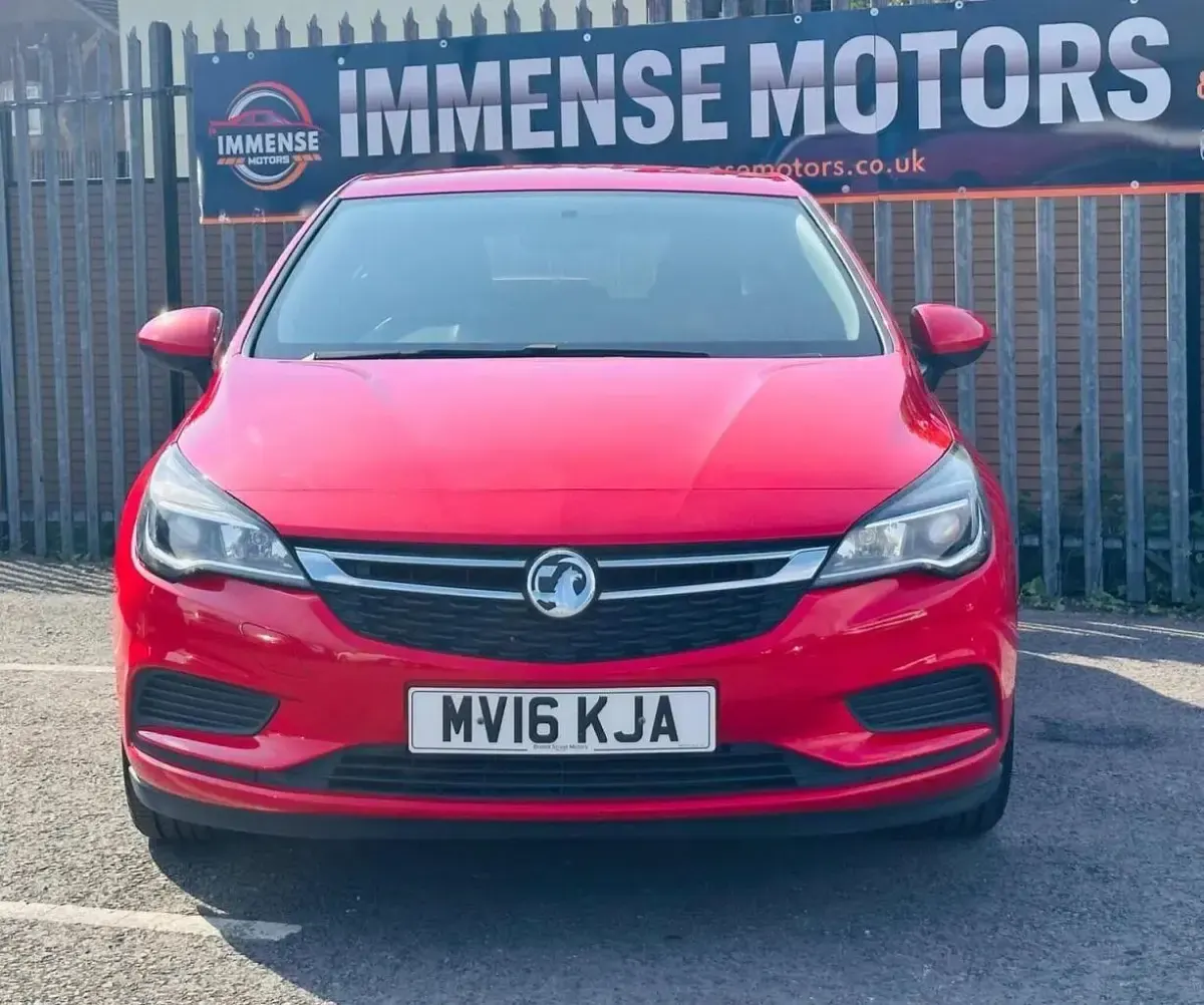 Begagnad Vauxhall Astra 125 HK (91 kW) 2016 Röd Halvkombi