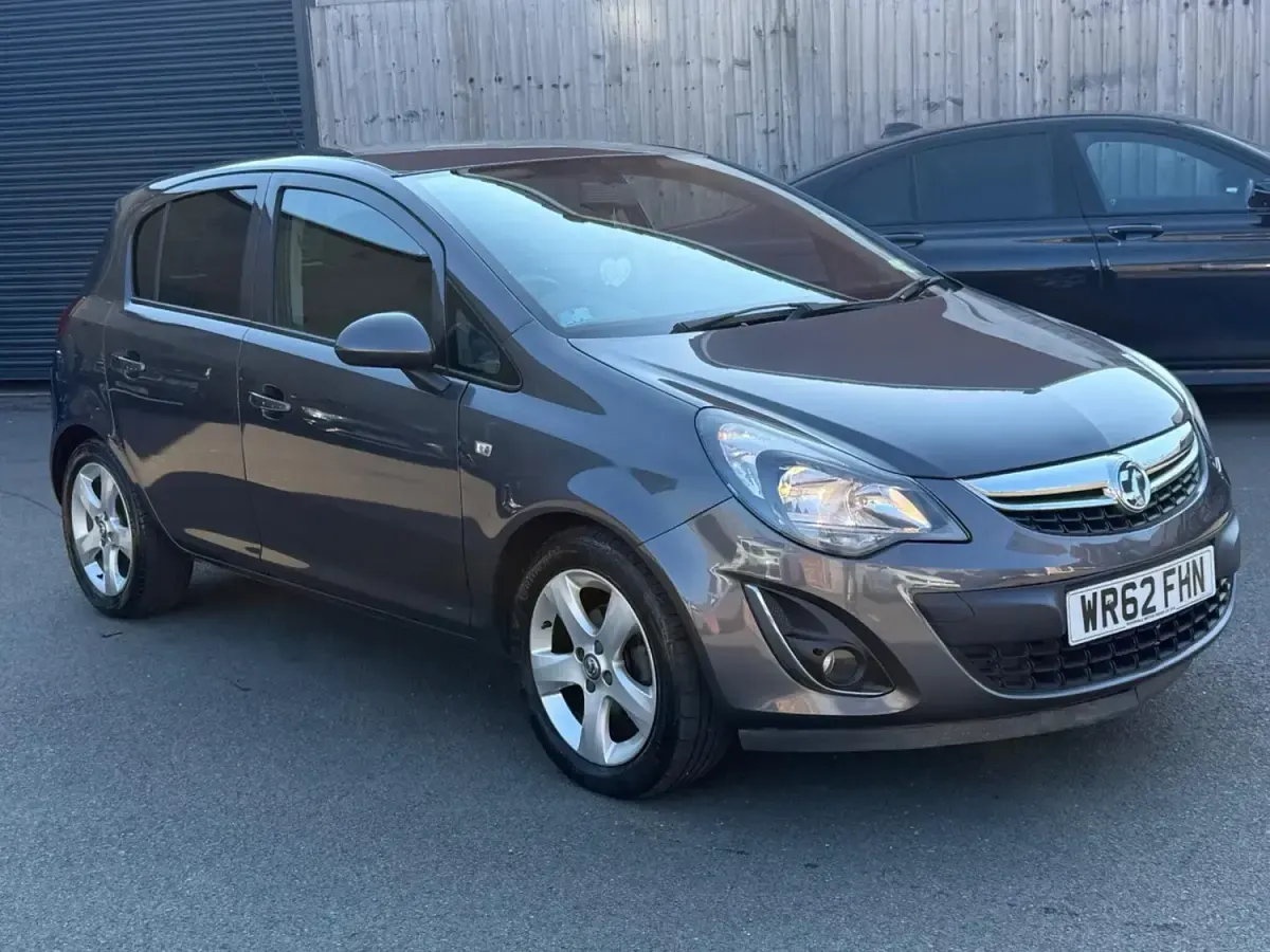 Usado Vauxhall Corsa 100 HP (73 kW) 2013 Cinzento Citadino